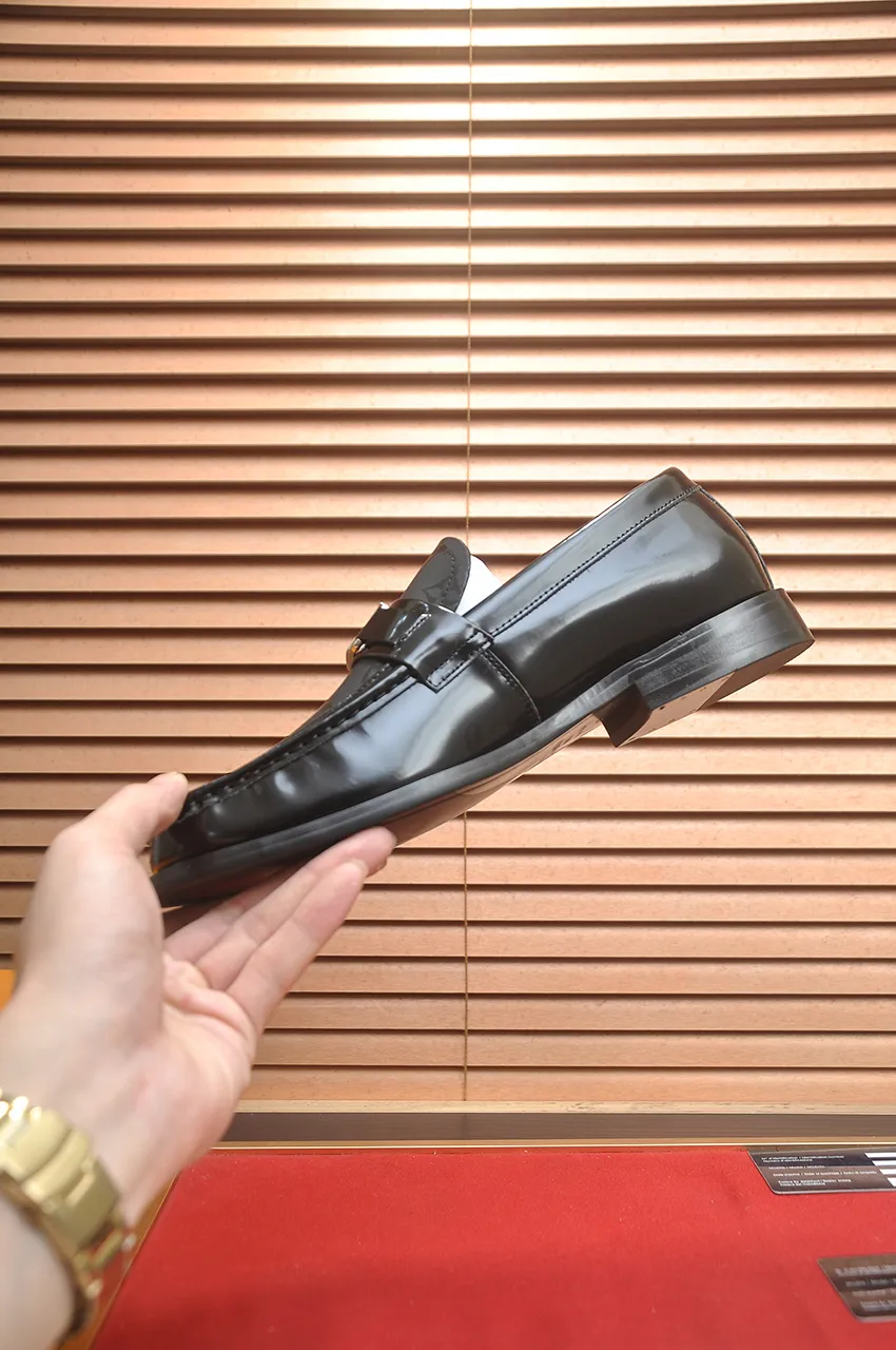 Men's men's shoes 💰560💶 [LV] (original single cowhide lining) 🍀LV's latest genuine leather business suit shoes are launched simultaneously on the official website. The first-layer cowhide imported from Italy is made of heavy gold, 💥1:1 rubber outsole from the official website. Versatile to wear, high-end without losing class, and the color combination is extraordinary. This four-season style is alluring when worn on your feet, showing off your big-name flair. Standard code 38-44 (45 customized)